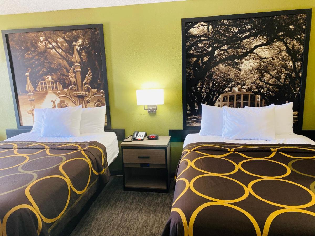 Super 8 by Wyndham New Iberia Motel Bagian luar foto