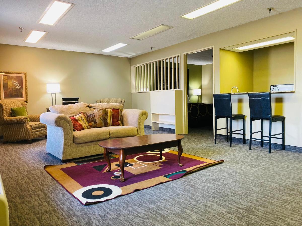 Super 8 by Wyndham New Iberia Motel Bagian luar foto