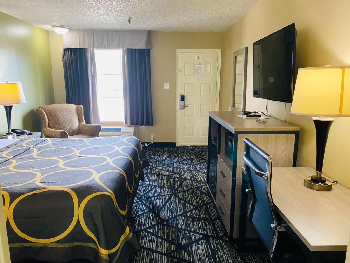 Super 8 by Wyndham New Iberia Motel Bagian luar foto