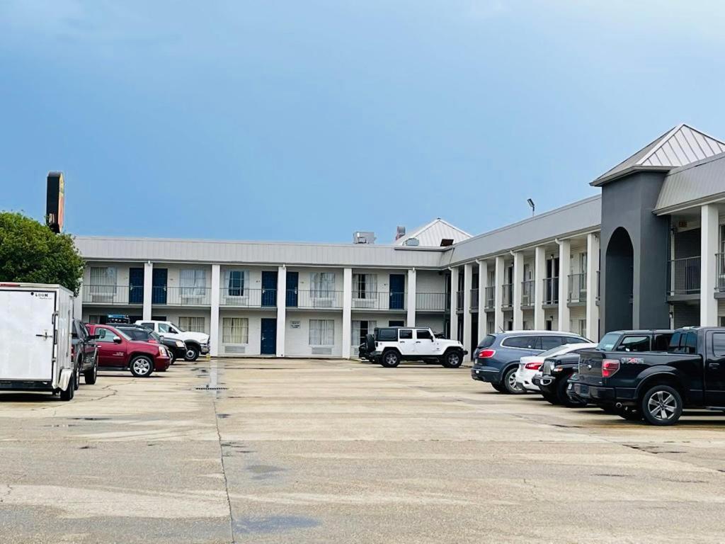 Super 8 by Wyndham New Iberia Motel Bagian luar foto