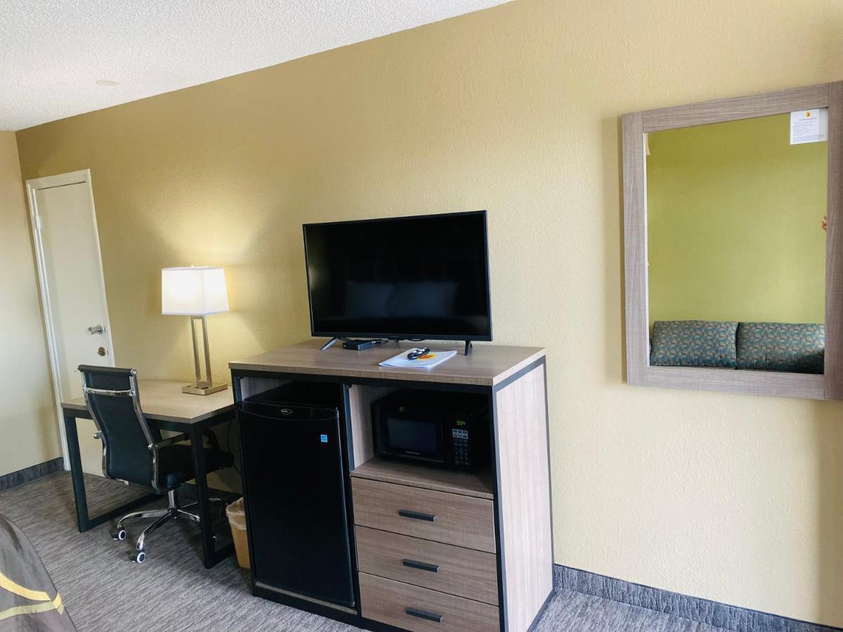 Super 8 by Wyndham New Iberia Motel Bagian luar foto