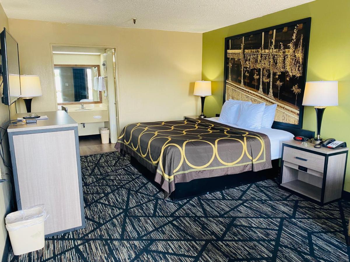 Super 8 by Wyndham New Iberia Motel Bagian luar foto