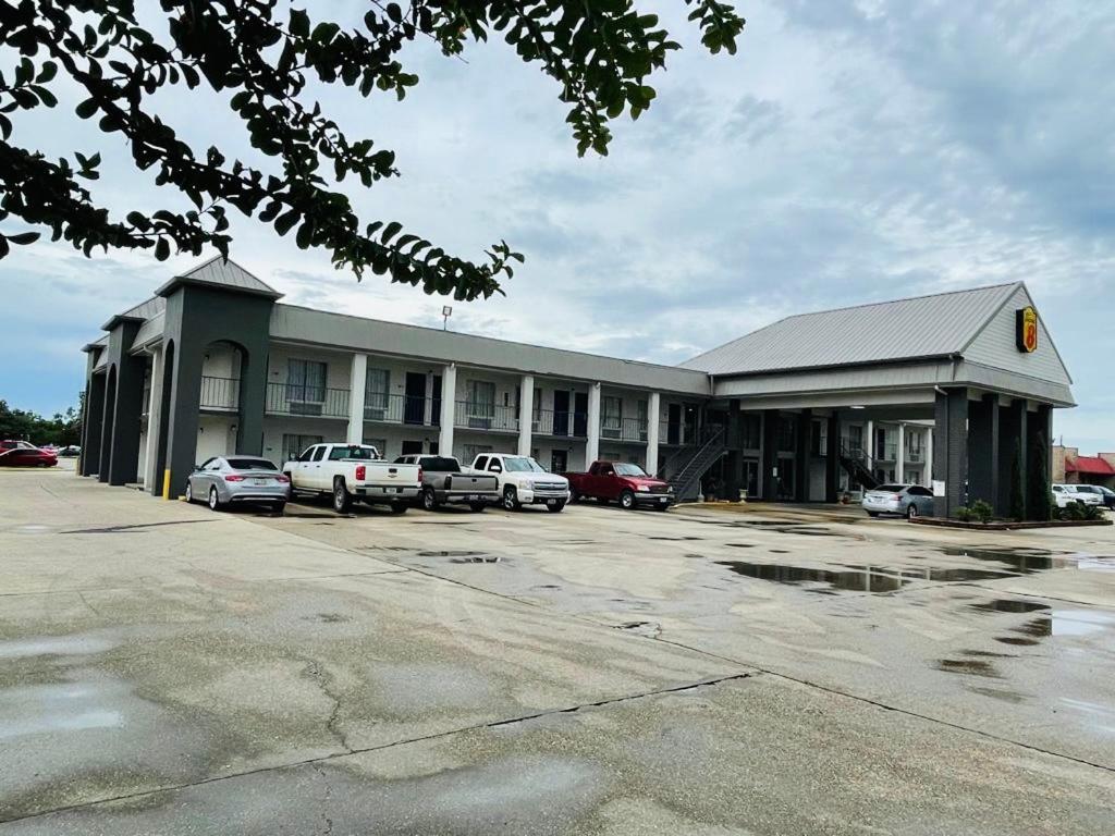 Super 8 by Wyndham New Iberia Motel Bagian luar foto