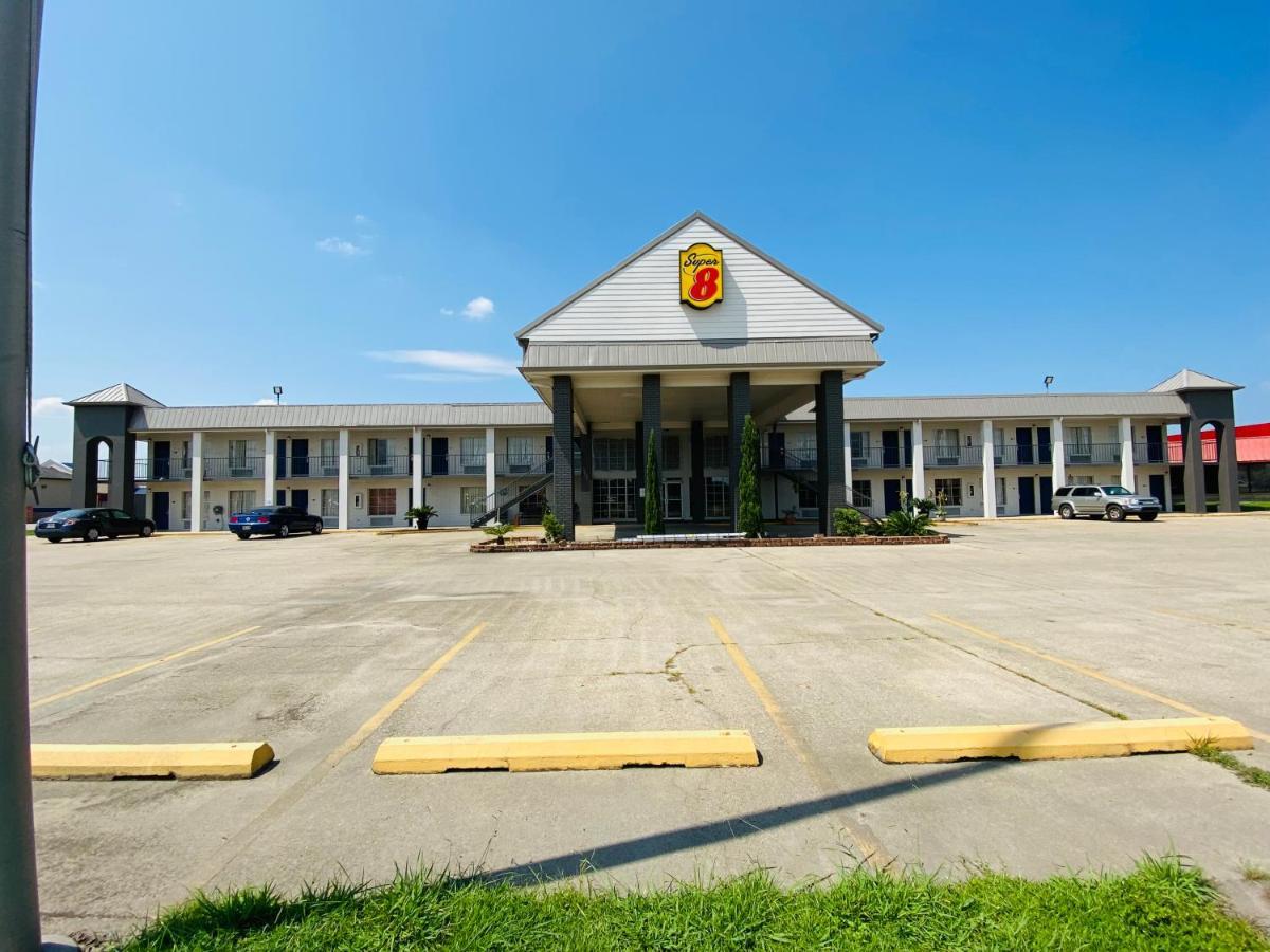 Super 8 by Wyndham New Iberia Motel Bagian luar foto