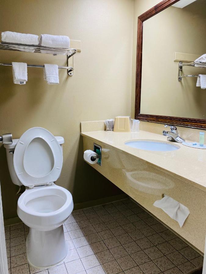 Super 8 by Wyndham New Iberia Motel Bagian luar foto