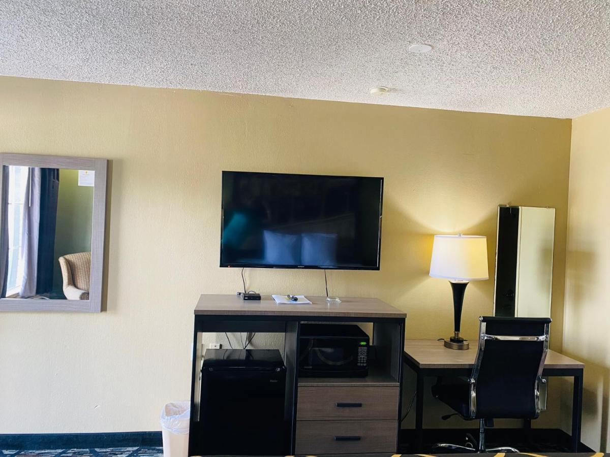 Super 8 by Wyndham New Iberia Motel Bagian luar foto