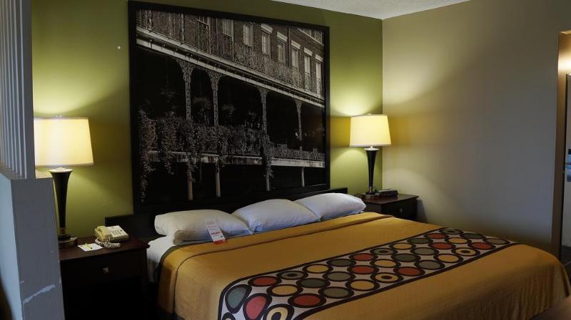 Super 8 by Wyndham New Iberia Motel Bagian luar foto