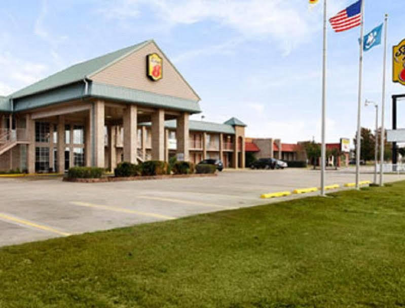 Super 8 by Wyndham New Iberia Motel Bagian luar foto