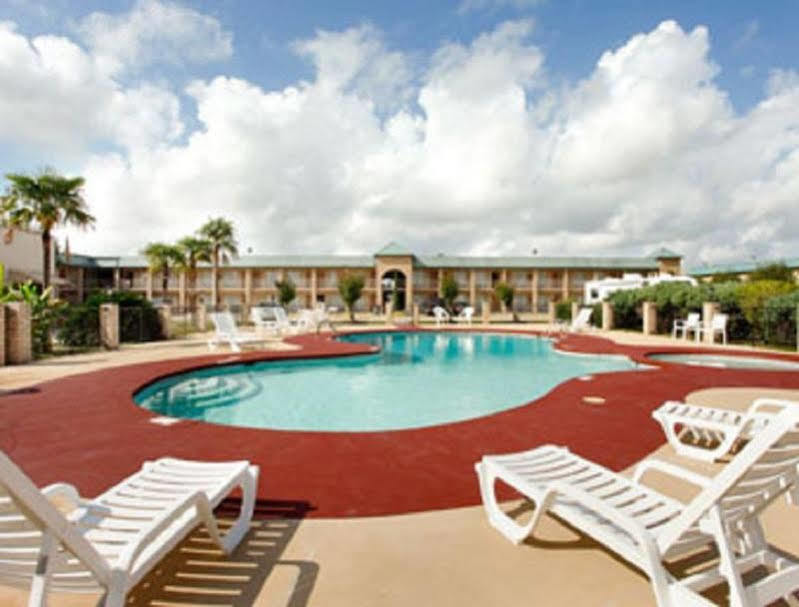 Super 8 by Wyndham New Iberia Motel Bagian luar foto
